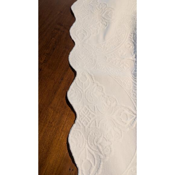 French Provence Matelassé Tablecloth Huge 58 X 123" Snow White Medallion Pattern - Picture 2 of 5